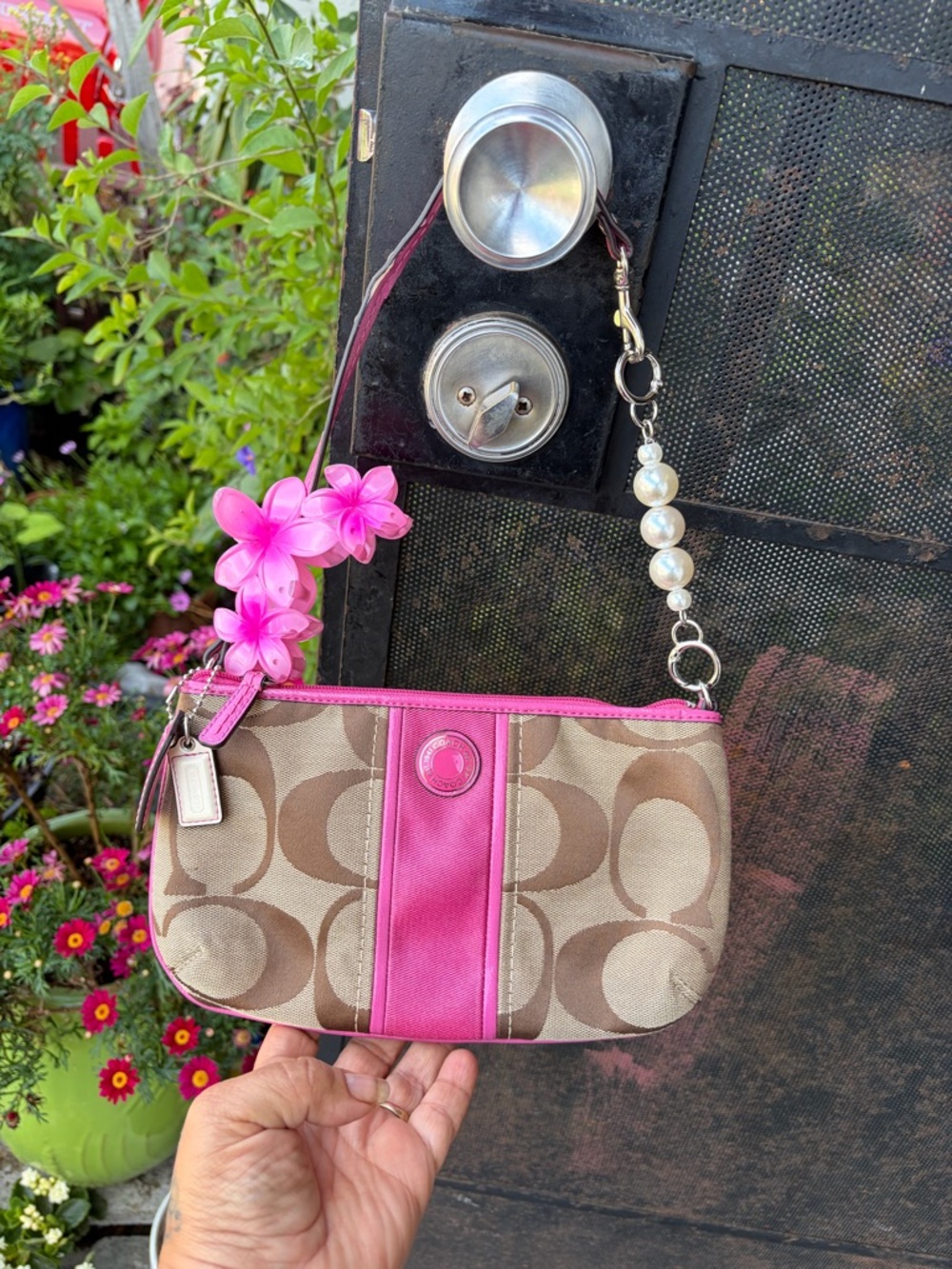 Gorgeous Y2k Coach Signature Hot Pink & tan large wristlet Baguette purse - Picture 5 of 5